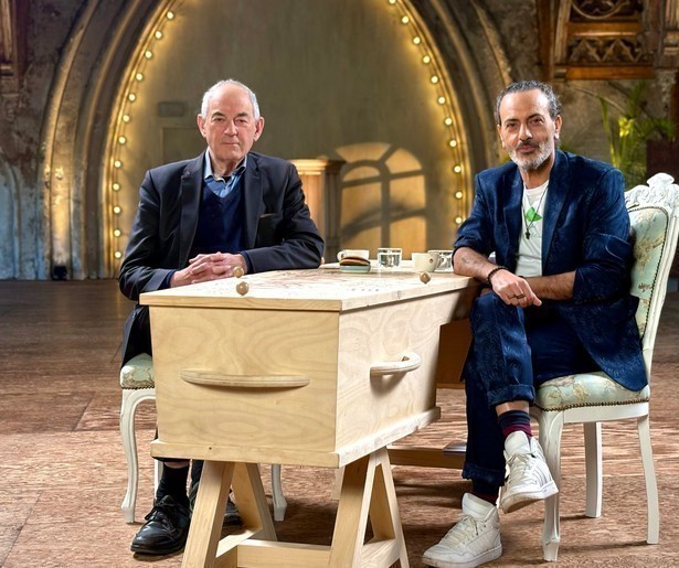 Kefah Allush praat met ex-politicus Job Cohen over leven en dood in De Kist