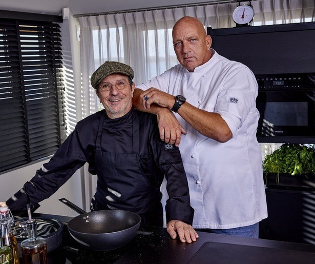 Herman den Blijker en Alain Caron koken met klunzen