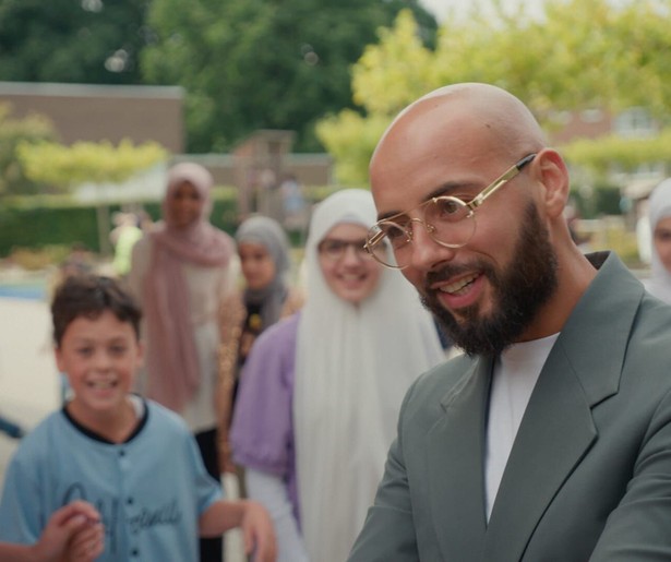 Karim Amghar neemt tien jaar later weer een kijkje op de islamitische basisschool El Habib