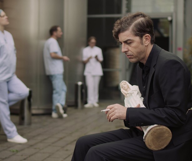 Michele Riondino moet achterhalen wat er nu precies speelt in een Limburgs dorpje in De Man uit Rome