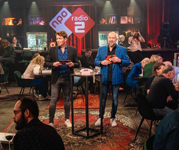 Jan-Willem Roodbeen en Jeroen Kijk in de Vegte testen je kennis in De Nationale Popquiz 2026