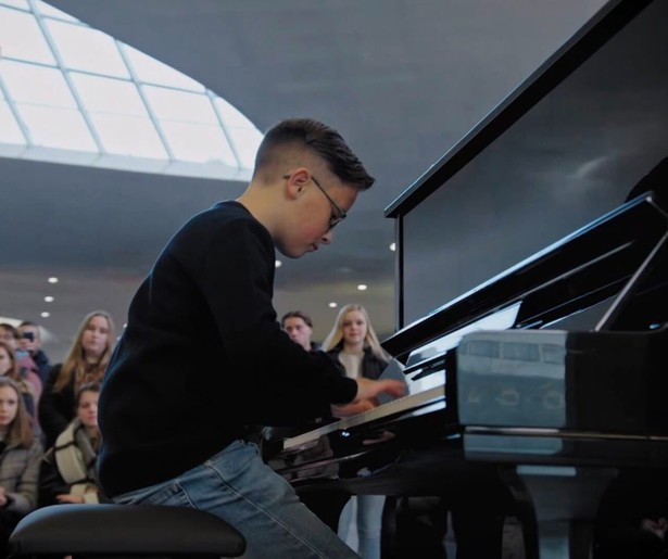Jayden - het wonderkind van Hilversum - tilt het niveau omhoog in De Piano