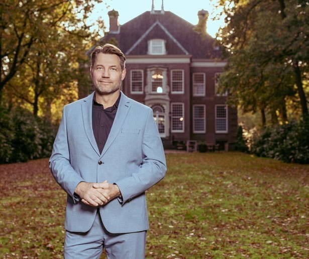 Dennis van der Geest volgt ouderen die gaan trouwen in De Prins met het Witte Haar
