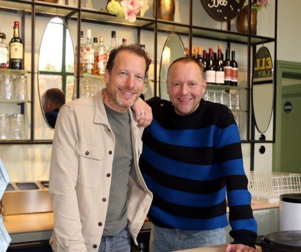 Herman van der Zandt neemt Richard Groenendijk mee naar zijn oude werkplek in De Reünie