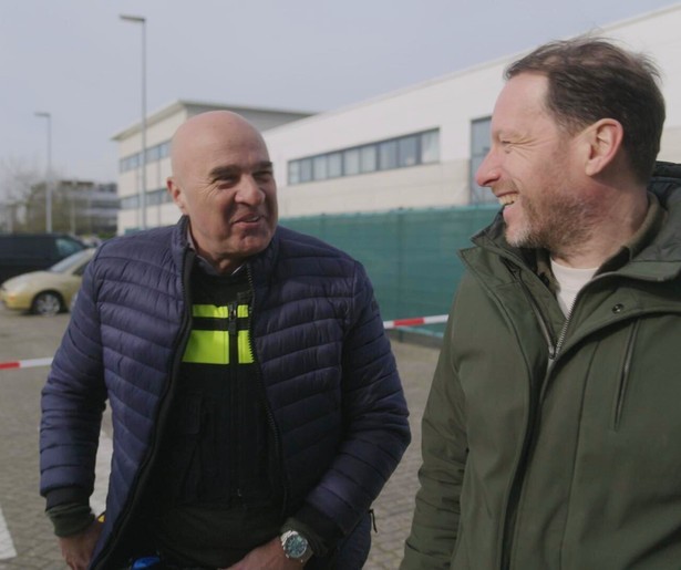 John van den Heuvel wacht in De Reünie een hereniging met zijn klasgenoten van de politieopleiding
