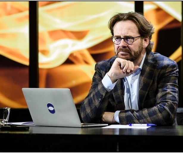 De rijdende rechter gaat op pad na lekkende schoorsteen