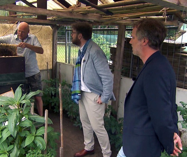 Mr. John Reid neemt een bijenkast onder de loep in De Rijdende Rechter