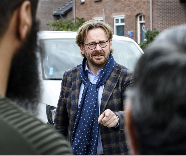 Mr. John Reid moet een burenruzie zien te sussen in De Rijdende Rechter