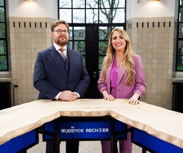 Mr. John Reid moet zich buigen over een conflict om een Audi A3 in De Rijdende Rechter