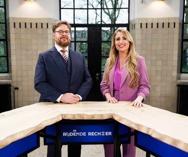 Mr. John Reid buigt zich over een bomenkwestie in De Rijdende Rechter