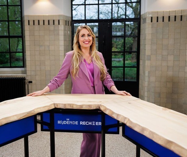 Een lawaaierige airco en een lekkage in De Rijdende Rechter