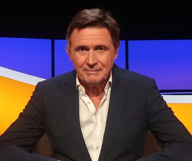 Erik van Looy doet een gooi naar de winst in De Slimste Mens