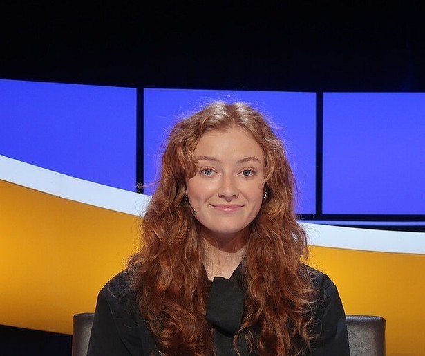 Zangeres Froukje maakt haar langverwachte debuut in De Slimste Mens