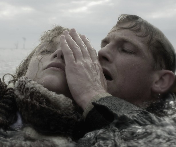 Sylvia Hoeks en Barry Atsma op zoek naar baby in De storm