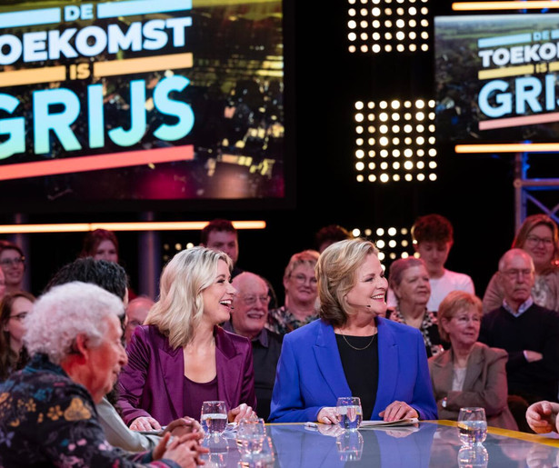 Carrie ten Napel en Elles de Bruin nemen een kijkje in de Lang Leven Thuisflat in het slot van De Toekomst Is Grijs