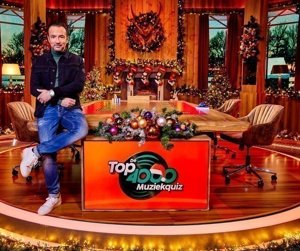 Gerard Ekdom test de muziekkennis van vier BN'ers in De Top 4000 Muziekquiz