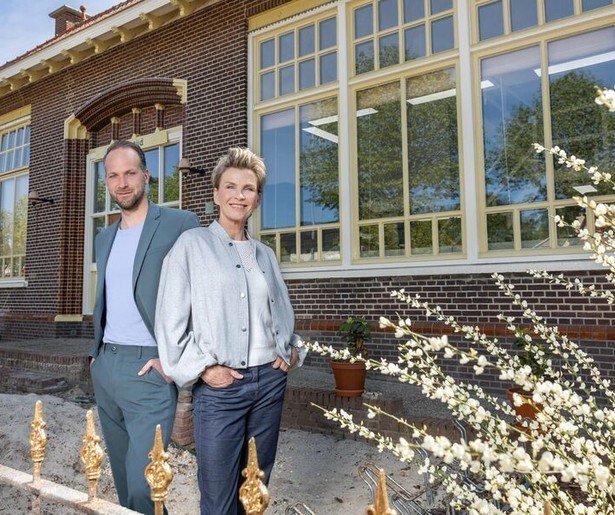 Anita Witzier bekijkt een voormalige onderwijzerswoning in De Verbouwing van de Eeuw