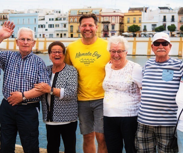 Dennis van der Geest bezoekt Vietnam met de ouderen