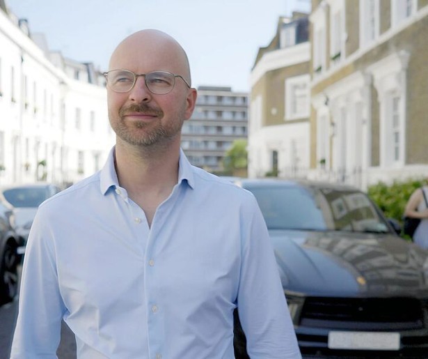 Tim de Wit onderzoekt in de docuserie De Wit en de Brit de gevolgen van de Brexit