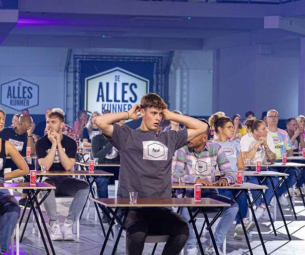 De deelnemers van De Alleskunner krijgen een aantal bizarre opdrachten voor hun kiezen