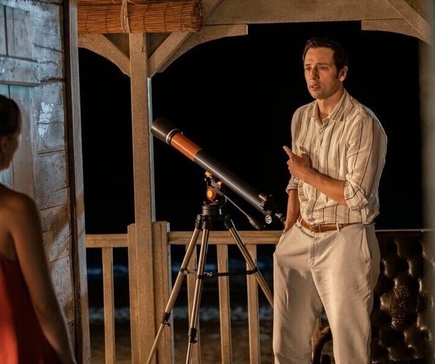 Nieuw seizoen Death in Paradise begint met de dodelijke val van een astronoom