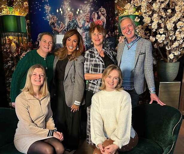 Debbie de Jong maakt haar opwachting in Chateau Meiland VIPS: 'Vereerd dat ze me vroegen'