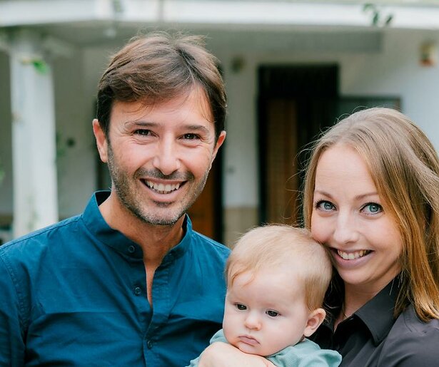 Debbie Breg en haar man worden gevolgd bij het openen van hun camping in Daar Gaan Ze Weer