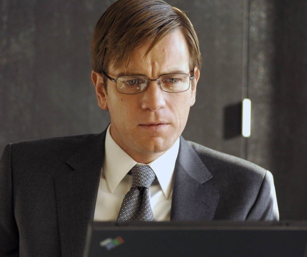 Het saaie leven van Ewan McGregor veranderd in een nachtmerrie vol onverwachte gevaren en mysterie