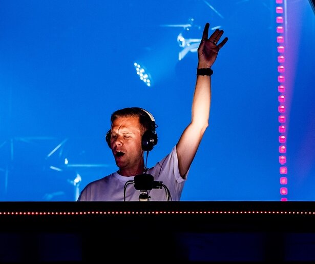 Armin van Buuren en AVROTROS kissebissen over ESF-inzending