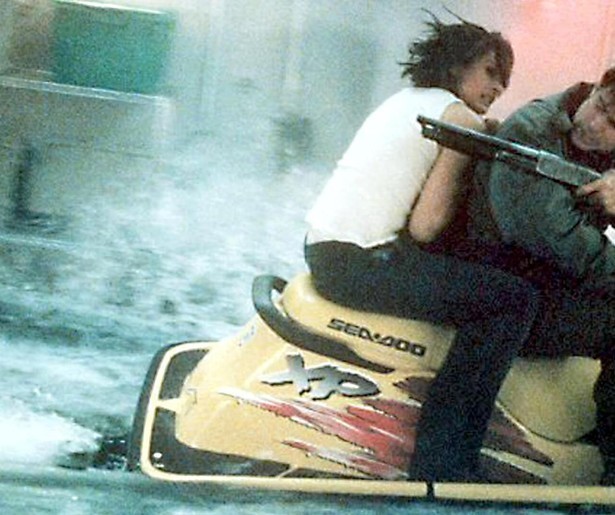 Famke Janssen wil juwelen stelen in Deep Rising