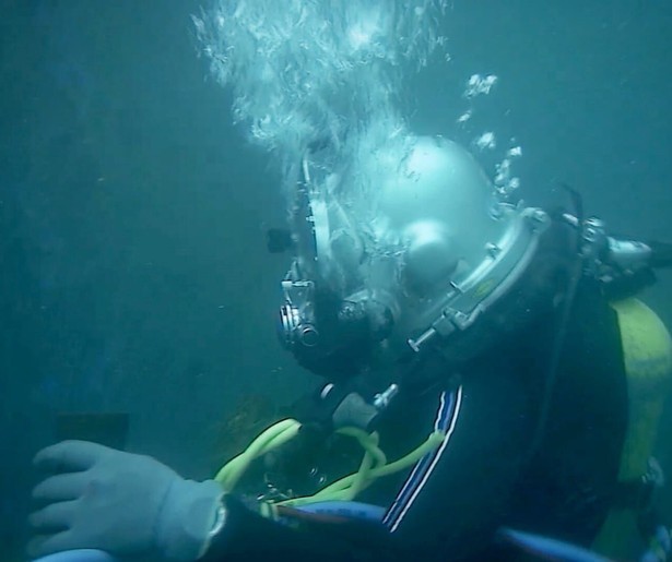 Deep Water Salvage: orkaan smijt vissersschip op snelweg