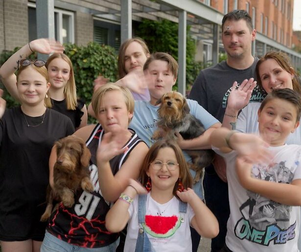 De familie Wildeman gaat toch nog een keer behangen in Een Huis Vol