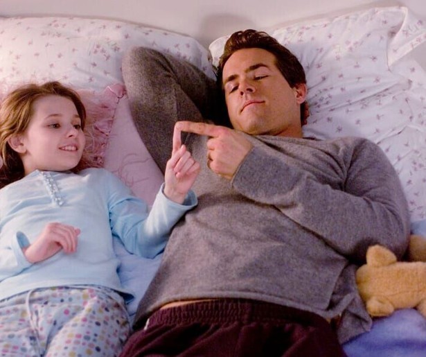 Ryan Reynolds maakt de tienjarige Abigail Breslin van alles wijs in Definitely, Maybe