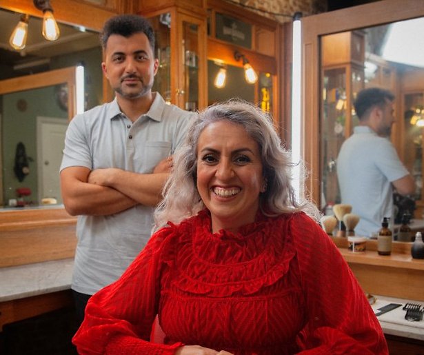 Kamerlid Nilüfer Gündogan in kappersstoel