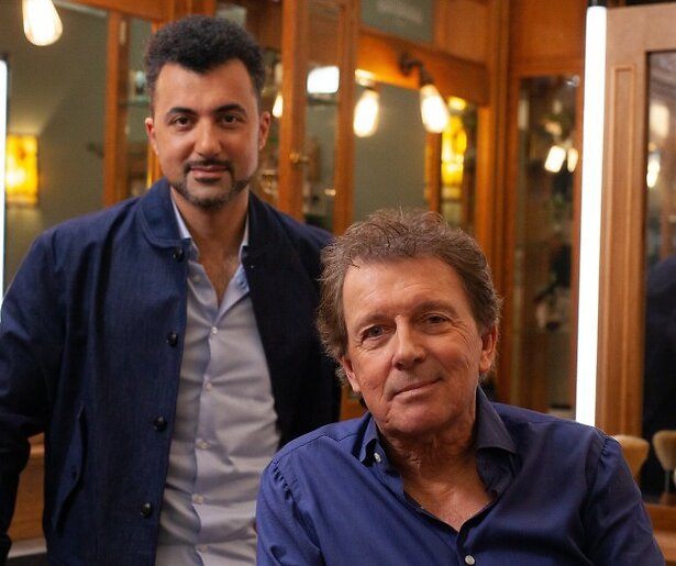 Özcan Akyol krijgt Robert ten Brink in zijn stoel