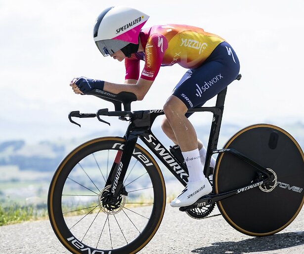 Riejanne Markus en Demi Vollering strijden tijdens een belangrijke WK-tijdrit om een podiumplek
