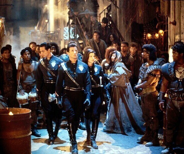 Ingevroren Sylvester Stallone moet ontsnapte crimineel stoppen