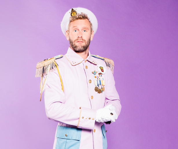 Koning maakt grapje over oude Nokia van Rutte in gesprek met Tim den Besten