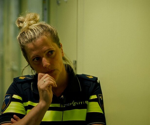 Arrestantenverzorger Denise heeft last van een kort lontje in Blauw