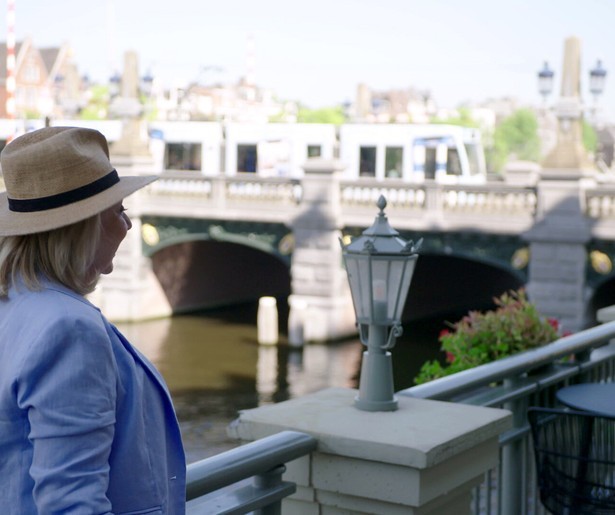 André van Duin en Janny van der Heijden maken Amsterdam onveilig in Denkend aan Holland