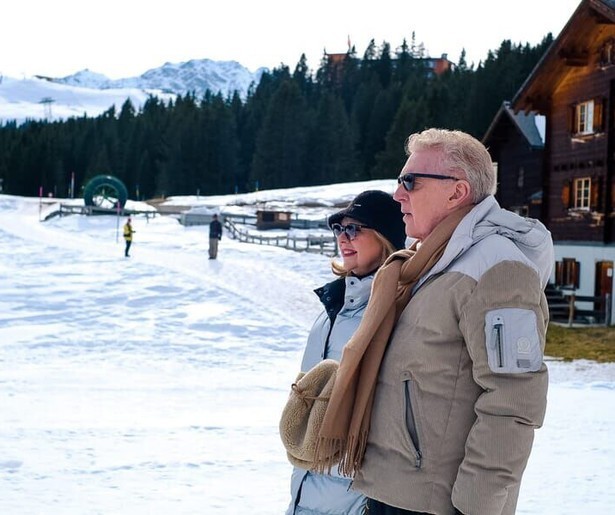 Janny en André passeren de Zwitserse Grand Canyon in Denkend aan Zwitersland