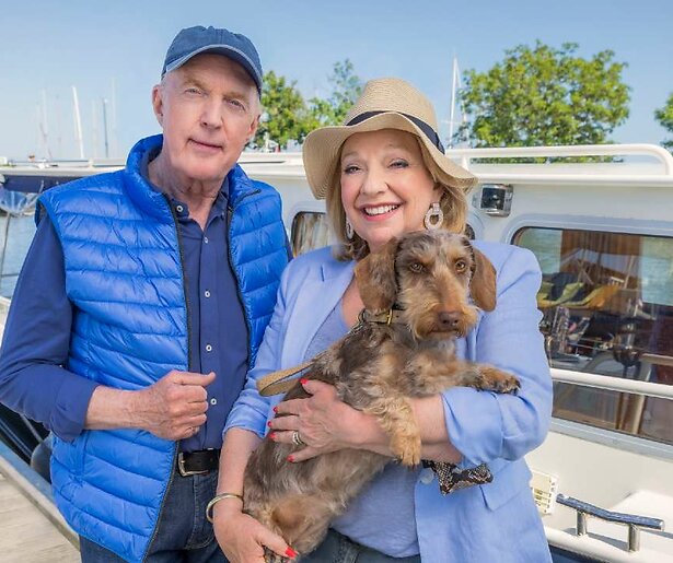 Janny van der Heijden en André van Duin smullen in Zeeland