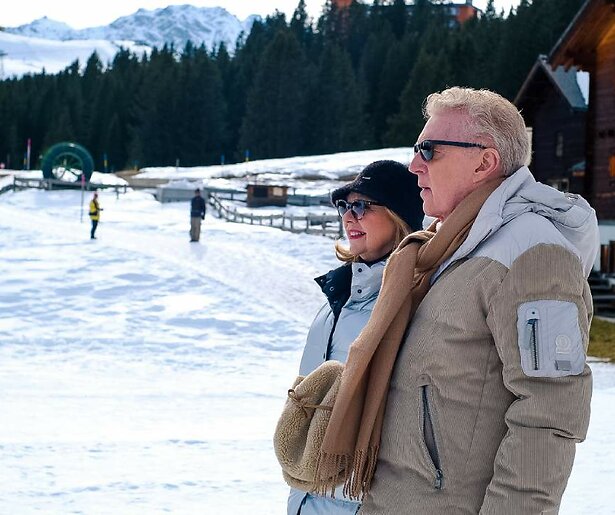 Janny en André trekken er toch op uit met de boot in Denkend aan Zwitserland