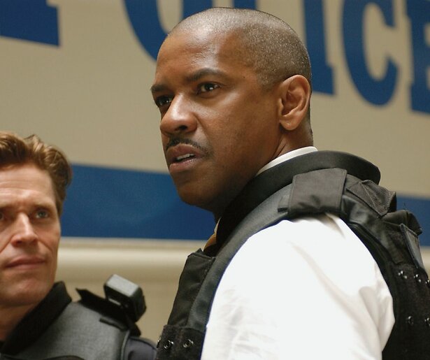 Denzel Washington heeft geen idee met wie hij te maken heeft in Inside Man