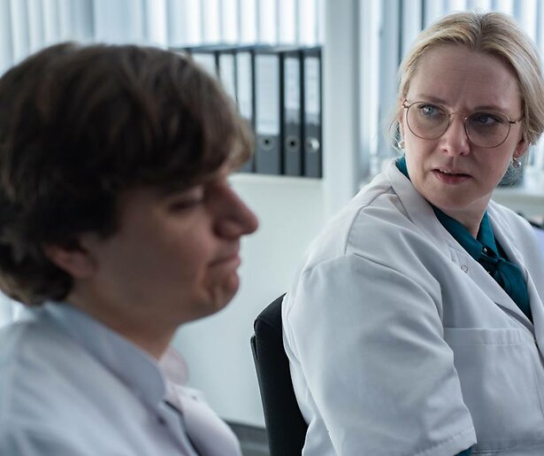 Chris Peters neemt het op voor Porgy Franssen in De Poli