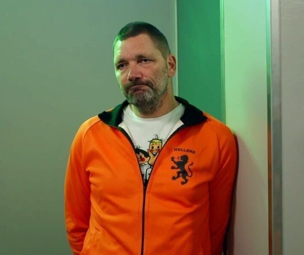 Theo Maassen maakt in Der Theo kennis met een zondagse traditie