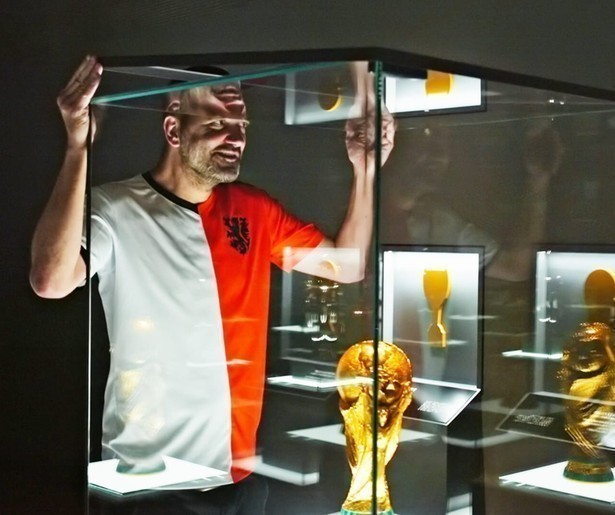 Theo Maassen duikt in de slotaflevering van Der Theo in het zwembadschandaal