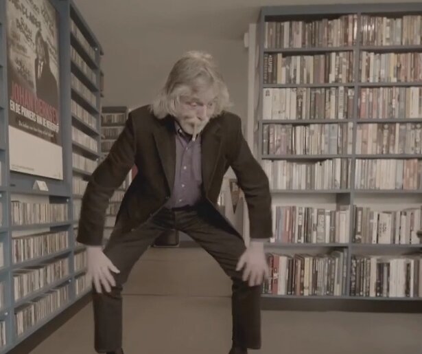 Video: Johan Derksen over zijn rol in videoclip John de Bever