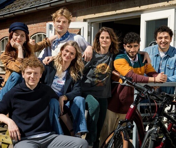 Teunie de Brouwer keert haar vrienden de rug toe in Dertigers