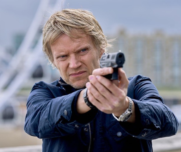 Rechercheurs van der Valk en Hassell onderzoeken de moord op een milieuactivist